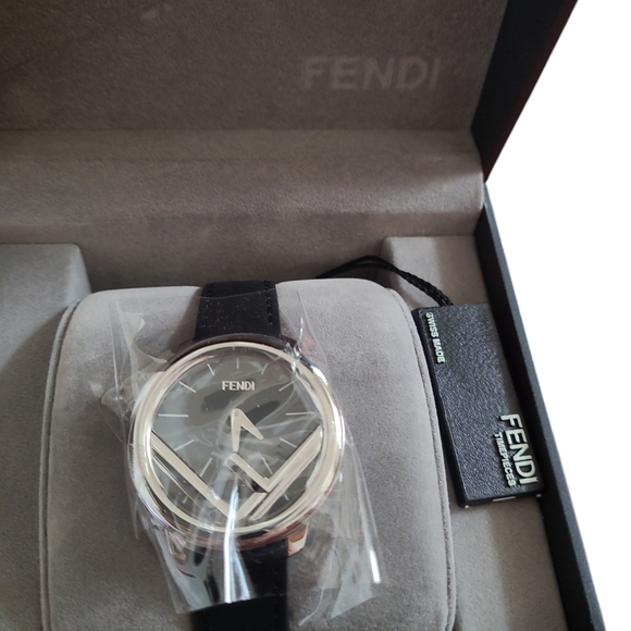 💕HP💕💯Authentic Fendi Run Away Watch💕 - Picture 8 of 11